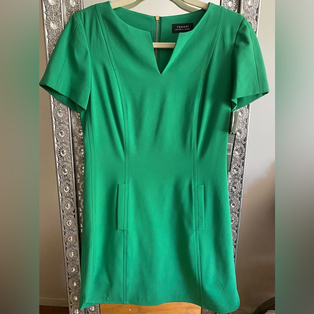 Tahari Emerald Green V-Neck Mini Dress 💚